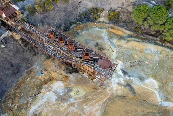 Αεροφωτογραφία κηφήνας εγκαταλελειμμένου ορυχείου χαλκού σκουριασμένη δομή με κόκκινη τοξική ξηρή άμμο. Περιβαλλοντική ρύπανση. - Φωτογραφία, εικόνα