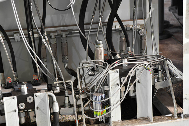 Гідравлічний насос і з'єднувальні труби високого тиску на нафтовій станції
. - Фото, зображення