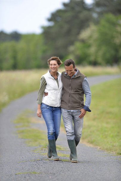 Couple walking in countryside - Zdjęcie, obraz