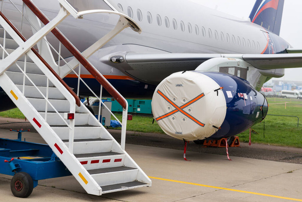 Фрагмент площини і драбини в аеродромі. Великий пасажирський літак зі сходами
 - Фото, зображення