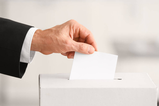 Oy kullanan adam oy sandığının yanında. - Fotoğraf, Görsel