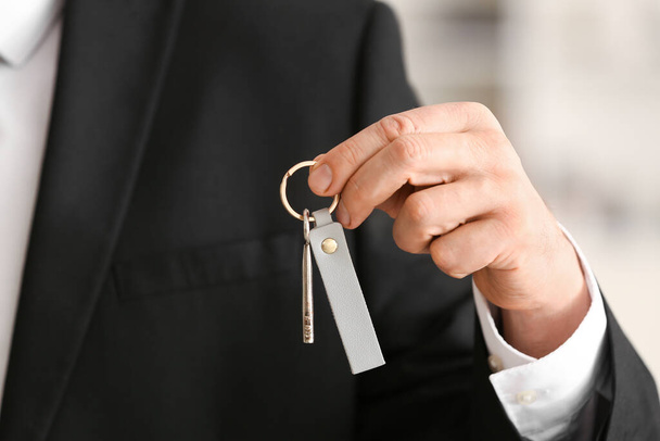 Man holding key on chain, closeup - Φωτογραφία, εικόνα