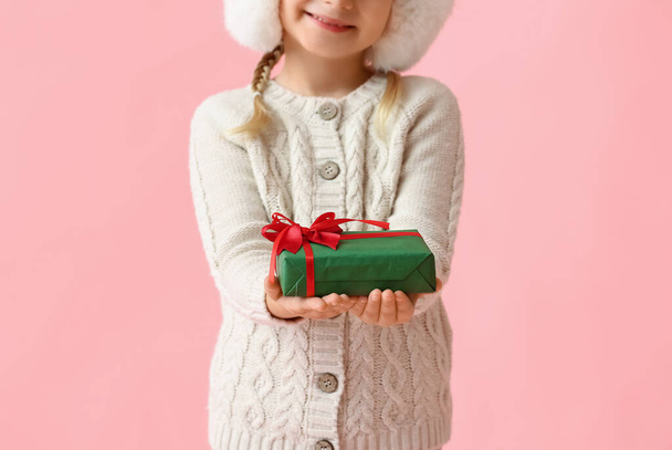 Petite fille avec cadeau de Noël sur fond de couleur - Photo, image