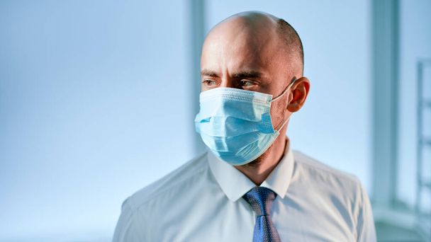 scientist in a protective mask on the background of a medical laboratory. - Fotoğraf, Görsel