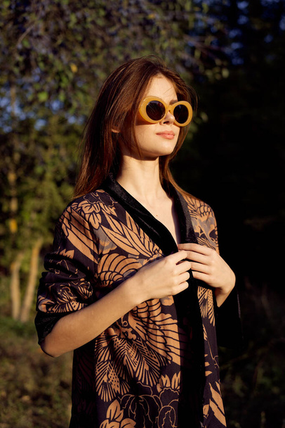 woman wearing sunglasses outdoors posing fashion glamor - Foto, afbeelding