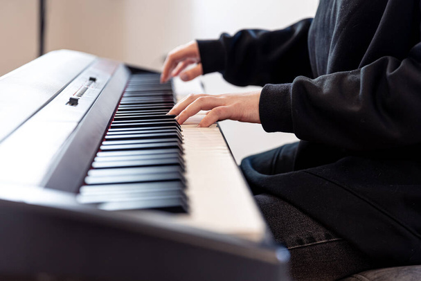 Жіночі руки грають музичні клавіші, м'який фокус
. - Фото, зображення