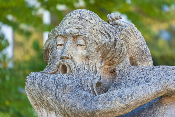 Kamienna rzeźba kobzara z kobzą w parku - Zdjęcie, obraz