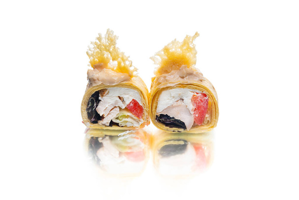 Δύο κομμάτια σούσι με τορτίγια και τυρί παρμεζάνα από πάνω. Κοτόπουλο, ντομάτα, μαρούλι, αγγούρι μέσα ρολό. Ασιατικό πιάτο ρολού απομονωμένο σε λευκό φόντο. Αντιγραφή εικόνας χώρου με αντανάκλαση - Φωτογραφία, εικόνα
