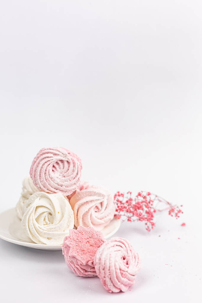 マシュマロ色のフルーツピンクと白の甘いデザート - 写真・画像