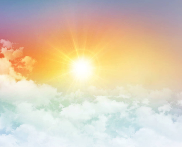Wschodzące słońce rano kolorowe niebo z białymi niskimi chmurami, w nowy dzień w niebie - Zdjęcie, obraz