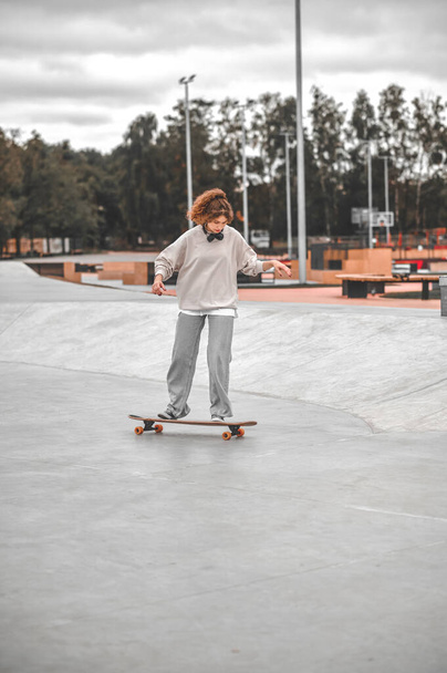 Girl riding skate board in skatepark - Fotoğraf, Görsel