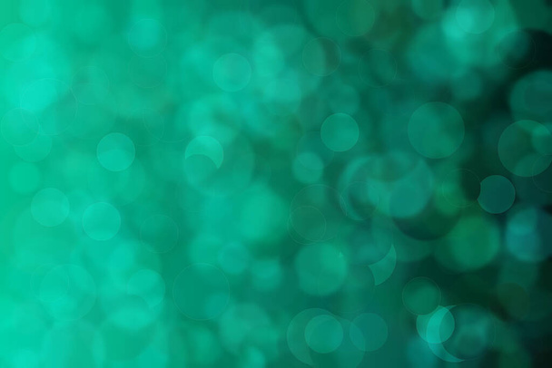 Nane yeşili ve koyu yeşil soyut çözünmüş arkaplan daire şeklindeki bokeh noktalarıyla - Fotoğraf, Görsel