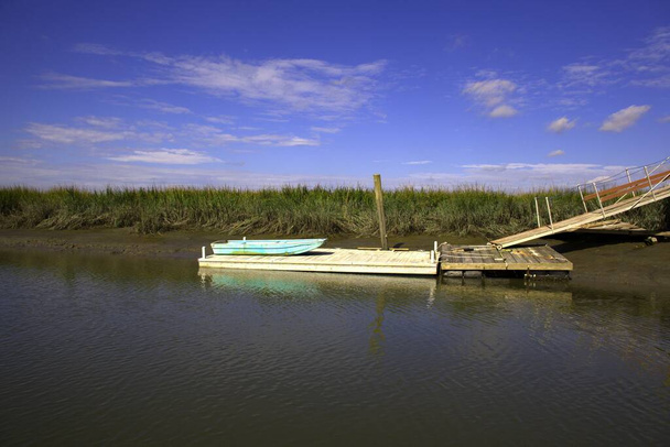 Petit bateau à rames tiré sur un quai flottant en bois dans les marais autour de Savanna, Ga - Photo, image