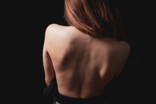 Young woman stands with bare back - Fotografie, Obrázek