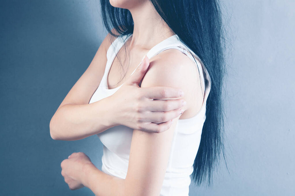 young woman has shoulder pain - Zdjęcie, obraz