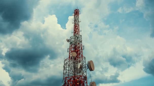 A telekommunikációs torony időeltolódása ég és felhők ellen a háttérben - Felvétel, videó