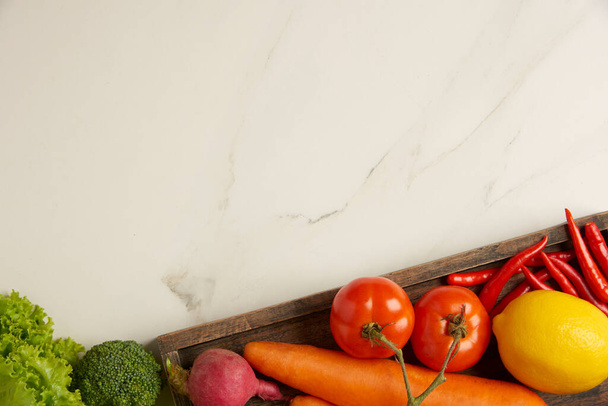 yeşil, kırmızı, turuncu ve sarı sebzelerin birçok çeşidi beyaz fayans masasında hazırlanmaktadır.. - Fotoğraf, Görsel