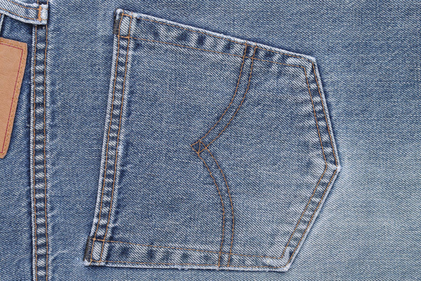 Джинсові штани назад з кишенями, ізольовані на білому тлі
   - Фото, зображення