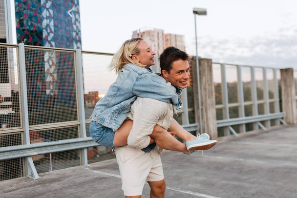 happy young couple having fun on roof top parking - Foto, immagini