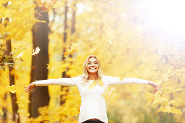szczęśliwą kobietą jesień - Zdjęcie, obraz