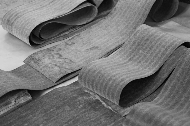 Pásky ze střešního materiálu, mistr řeže střešní materiály z role, vodotěsné podlahové krytiny, opravárenské práce. - Fotografie, Obrázek