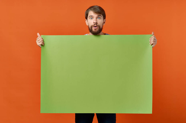 érzelmi férfi zöld mockup poszter kedvezmény elszigetelt háttér - Fotó, kép