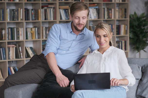 Пара бізнес-партнер, який працює разом, обговорюючи угоду з пошуку інтернет-ноутбука вдома
 - Фото, зображення