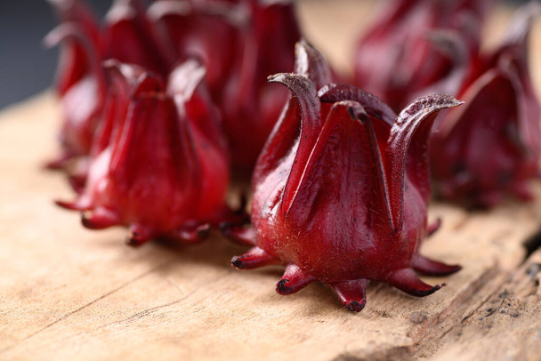 Roselle fresco (Hibiscus sabdariffa), Colorante de alimentos e ingrediente en bebidas, Medicina herbal para la reducción de la presión arterial - Foto, imagen