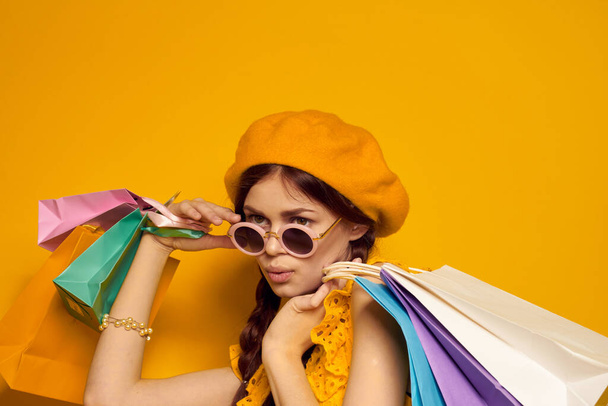 cheerful woman wearing sunglasses posing shopping fashion isolated background - Foto, imagen