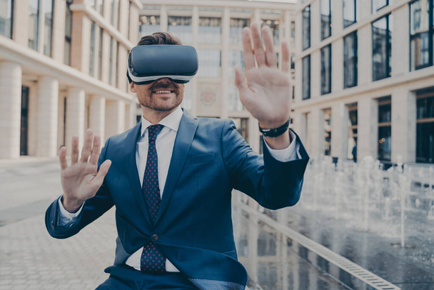 Aufgeregte Büroangestellte im formellen Anzug überprüft Informationen in virtueller Realität - Foto, Bild