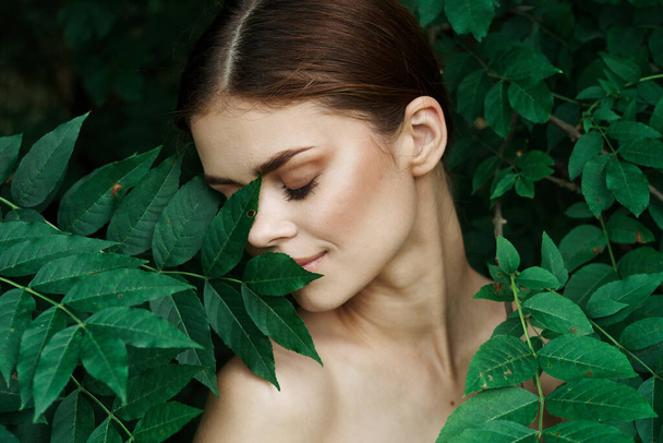 aantrekkelijke vrouw cosmetologie natuur groen bladeren glamour Lifestyle - Foto, afbeelding