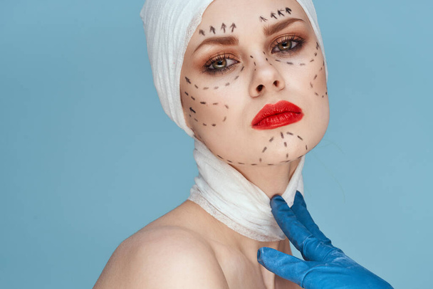 muotokuva naisen poseeraa siniset käsineet punaiset huulet leikkaus kasvojen nuorentaminen studio elämäntapa - Valokuva, kuva