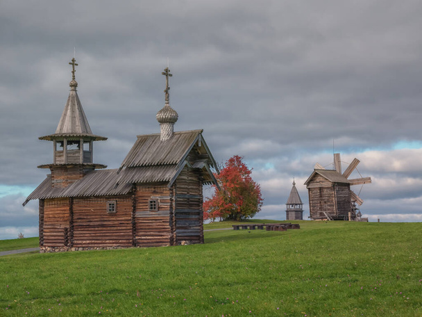Kizhi, Rusia - 19 de septiembre de 2021: Paisaje de otoño. La capilla en la isla de Kizhi - Foto, Imagen