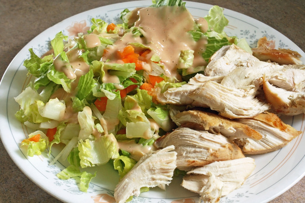 Диетическая тарелка из курицы и салата
 - Фото, изображение