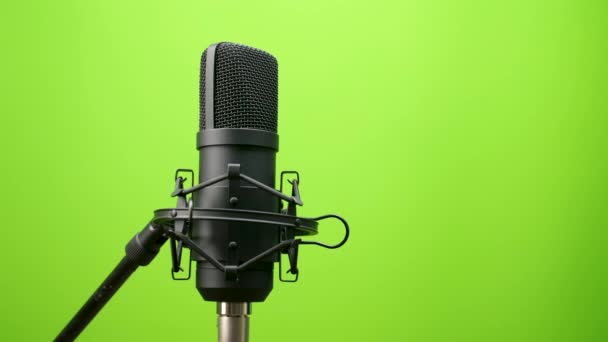 μαύρο Studio συμπυκνωτή μικρόφωνο απομονώνονται σε πράσινο φόντο οθόνη, Studio μικρόφωνο, μέσα ήχου, εγγραφή, κάμερα τροχιά άποψη - Πλάνα, βίντεο