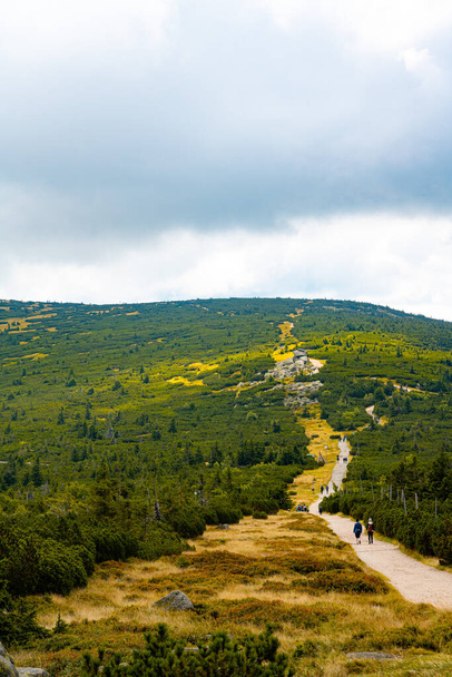 Bellissimo paesaggio autunnale delle montagne giganti a Karkonosze, Repubblica Ceca - Foto, immagini
