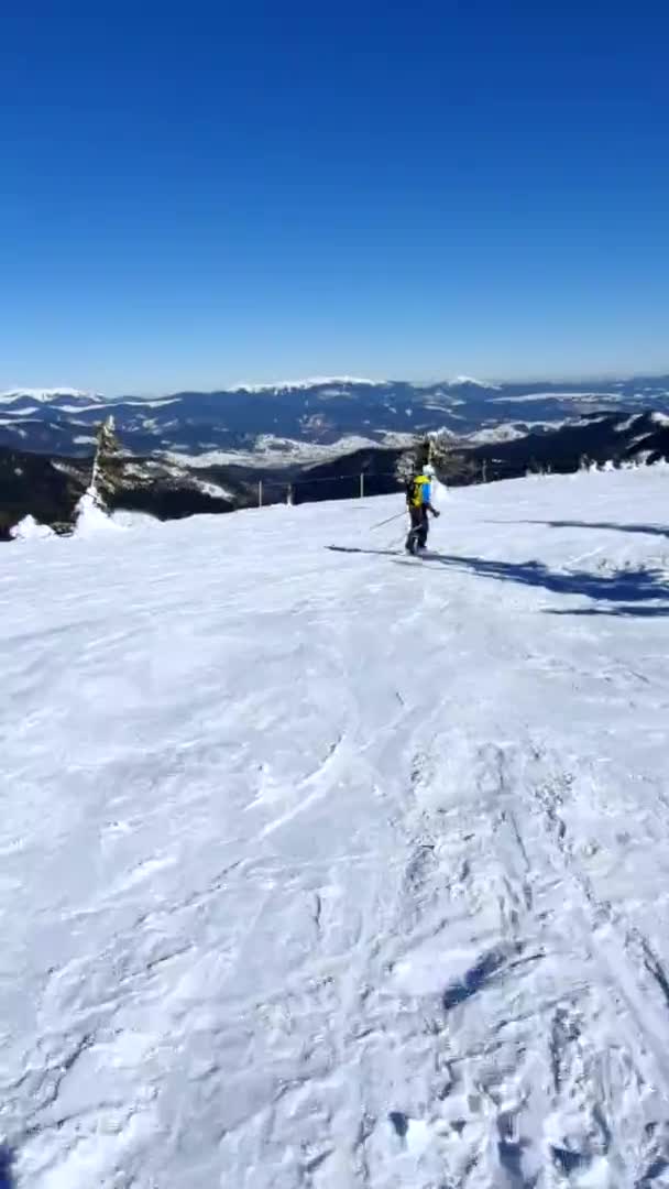 日当たりの良い山の斜面で女性スキーヤー - 映像、動画