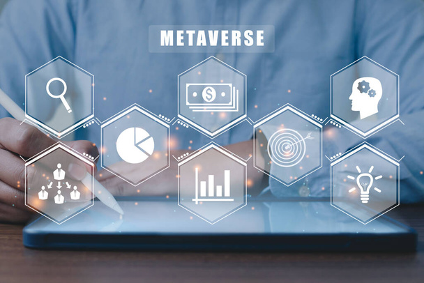 Metaverse, IoT, concetto di Internet delle cose. Uomo d'affari che utilizza un taplet alle icone della tecnologia sullo schermo virtuale. - Foto, immagini