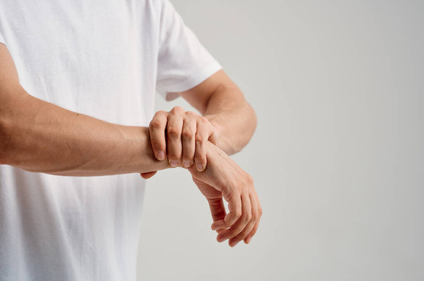 чоловік тримає травму руки проблеми зі здоров'ям
 - Фото, зображення