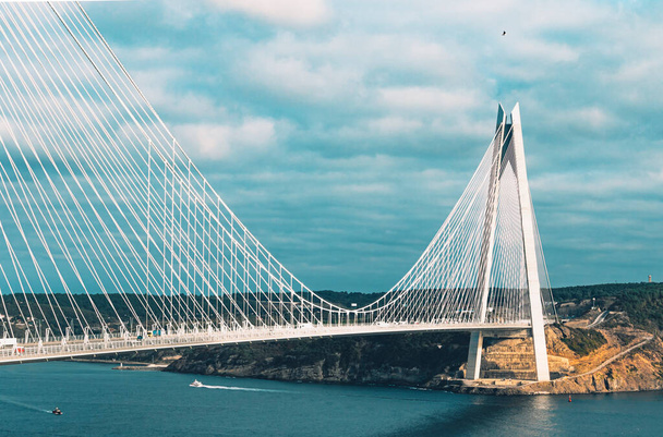Вид на современный гибридный кабельный мост, подвесный мост (Явуз Султан Селим) на Босфоре, Стамбул - Фото, изображение