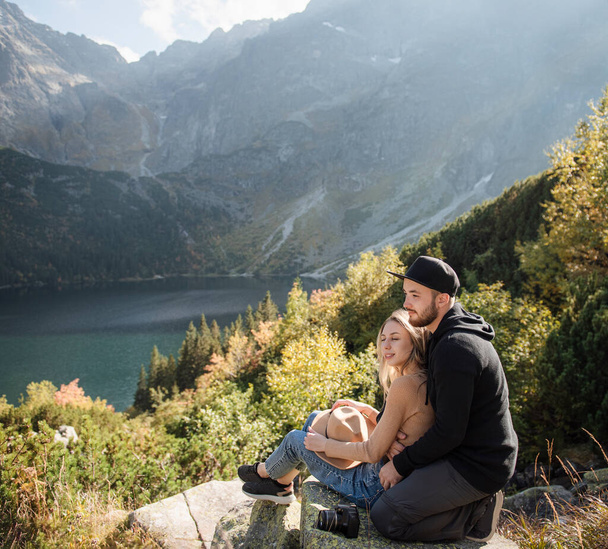 Man and woman travel together. Romantic traveler couple watching beautiful landscape, enjoying nature - Foto, Bild
