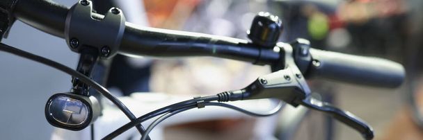 Guidon de vélo avec frein à main et lampe de poche gros plan - Photo, image