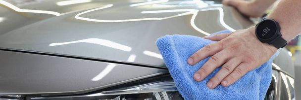 Mężczyzna sprzątanie samochodu z mikrofibry tkaniny zbliżenie - Zdjęcie, obraz