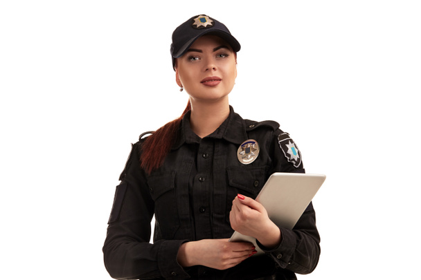 Zbliżenie portret kobiecego policjanta jest pozowanie do kamery na białym tle. - Zdjęcie, obraz