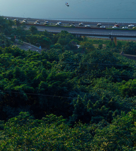 Město viadukt u řeky, vedle zelených hor. Tohle je Chongqing, Čína. - Fotografie, Obrázek