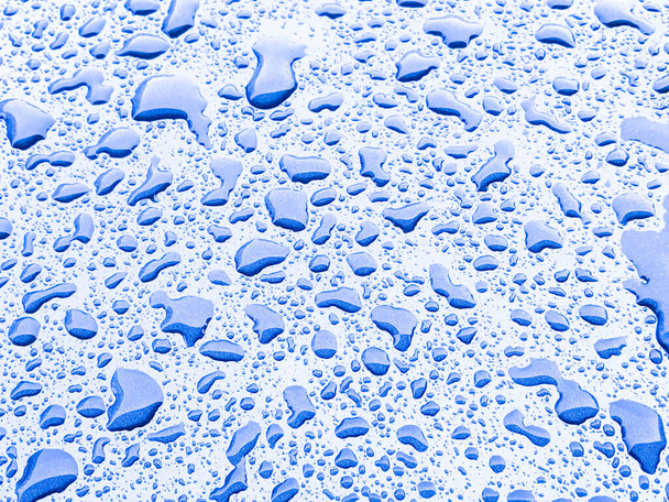 σταγόνα νερού σε μπλε φόντο - Φωτογραφία, εικόνα