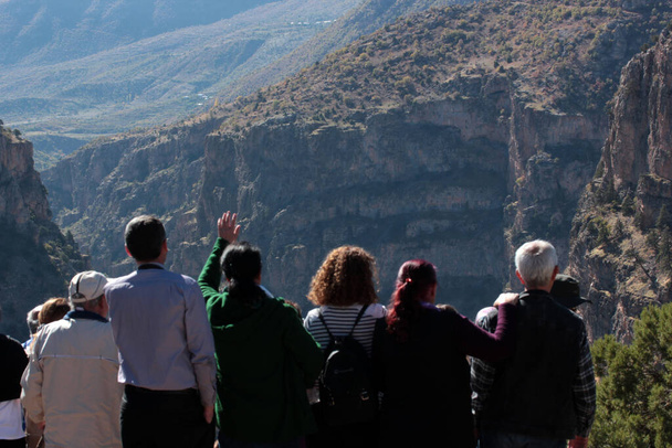 група мандрівників, які спостерігають за каньйоном
  - Фото, зображення