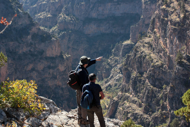 vue sur le canyon et deux voyageurs - Photo, image