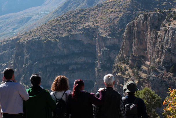 Bir grup gezgin kanyonu izliyor.  - Fotoğraf, Görsel