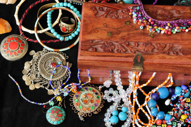  cofre de joyería de madera y varias joyas - Foto, imagen
